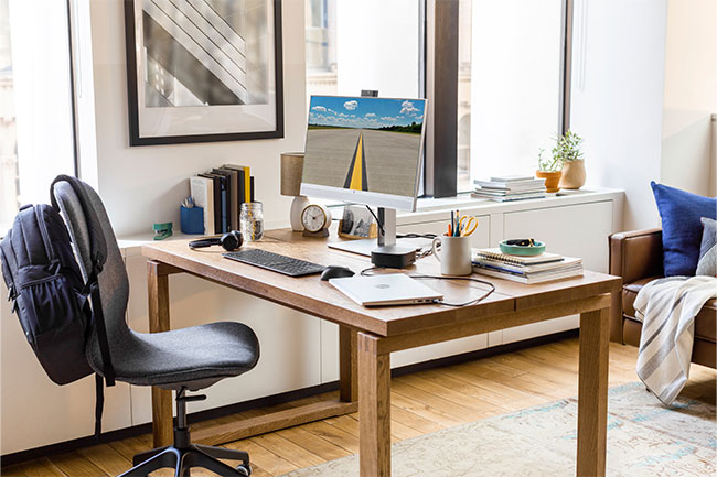 Home Office Platz mit Notebook, Dockingstation, Monitor sowie Windows Autopilot
