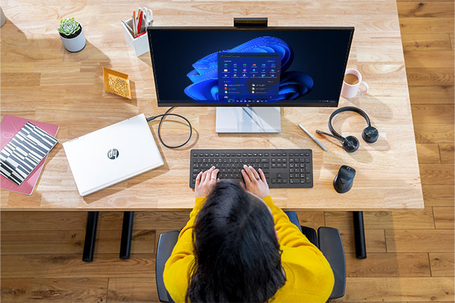 Frau am Schreibtisch mit einem Notebook mit Windows 11